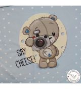 Sada medvídek šedý s fotoaparátem před kulatým sýrem na světle modré s bílými tečkami SAY CHEESE! 38x35,5cm úplet panel